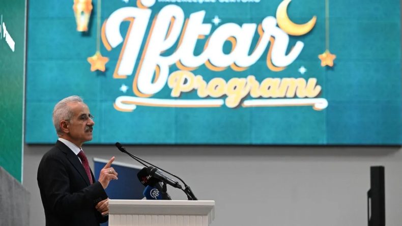 Sosyal Medyada 15 Yaş Kısıtlaması! Bakan Uraloğlu Detayları Duyurdu