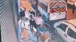 Sultangazi'de Dehşet Anları Kamerada: Apartman &Ouml;n&uuml;nde 2 &Ccedil;ocuğa Bı&ccedil;aklı Saldırı!