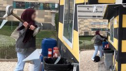 Taksiye alınmayınca ortalığı birbirine katmıştı: Yeni g&ouml;r&uuml;nt&uuml;leri &ccedil;ıktı! 'Başımıza gelen olay, pişmiş tavuğun başına gelmez'