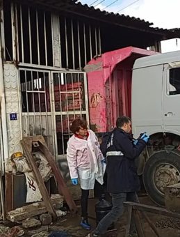 Tamir ettikleri kamyonun kasası &uuml;zerlerine d&uuml;şt&uuml;! 2 &ouml;l&uuml;, 1 yaralı!