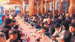 Tarihi Camide 'Medine Usul&uuml;' İftar Geleneği