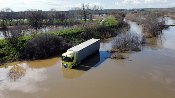 Taşkın Nedeniyle TIR'da Mahsur Kaldı! 3 G&uuml;n Sonra Kurtarıldı…