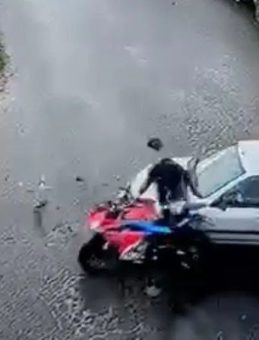 Tekirdağ'da Motosiklet ile Otomobil &Ccedil;arpıştı: Korkutucu Kaza Anları G&uuml;venlik Kamerasında! 1 Yaralı
