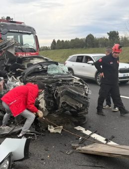 TEM'de Korkun&ccedil; Kaza: TIR ile &Ccedil;arpışan Ara&ccedil; Hurdaya D&ouml;nd&uuml;! 1 &Ouml;l&uuml;, 1 Yaralı