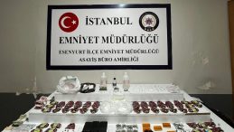 Teybin arkasındaki zulada uyuşturucularla yakalandılar