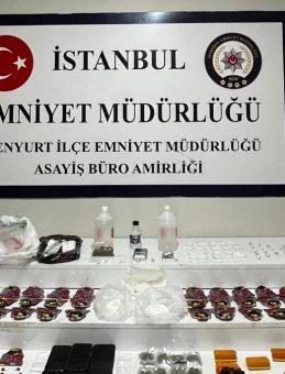 Teybin arkasındaki zulada uyuşturucularla yakalandılar