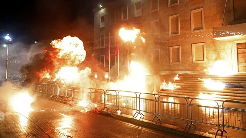 Tiran'da Başbakanlık Binasına Molotof Kokteyli İle Saldırı Ger&ccedil;ekleşti