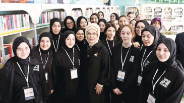TOGEMDER&rsquo;den 22 okula 22 k&uuml;t&uuml;phane… Emine Erdoğan: K&uuml;t&uuml;phane okulların ruhudur