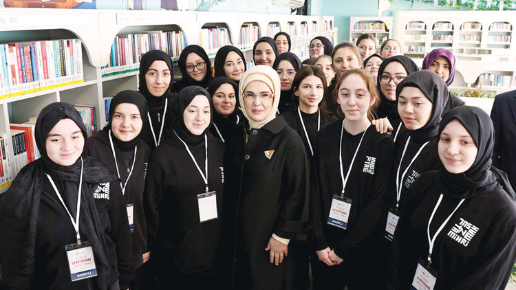 TOGEMDER&rsquo;den 22 okula 22 k&uuml;t&uuml;phane… Emine Erdoğan: K&uuml;t&uuml;phane okulların ruhudur