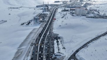 Trafik &Ccedil;ilesi: 15 Tatilin Son G&uuml;n&uuml; Yoğun Ziyaret&ccedil;i Akışı
