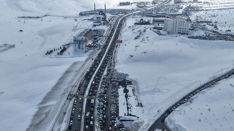 Trafik &Ccedil;ilesi: 15 Tatilin Son G&uuml;n&uuml; Yoğun Ziyaret&ccedil;i Akışı