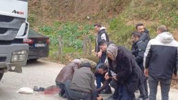 Trajik Kaza: Cenaze T&ouml;reninde Kamyon &Ccedil;arpması Sonucu 1 Kadın Ağır Yaralı