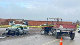 Trakt&ouml;r ile otomobil &ccedil;arpıştı: 1 &ouml;l&uuml;, 2 yaralı