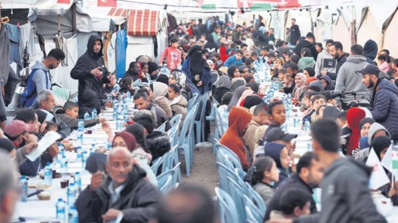 T&uuml;rk Bayrağıyla Renklendirilmiş İftarlar Acıları Dindiriyor