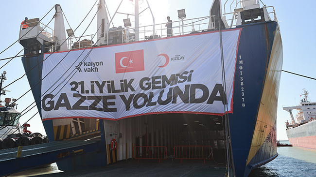 T&uuml;rk Kızılay'ın Gazze i&ccedil;in hazırladığı 21. İyilik Gemisi Mersin Limanı'ndan uğurlandı
