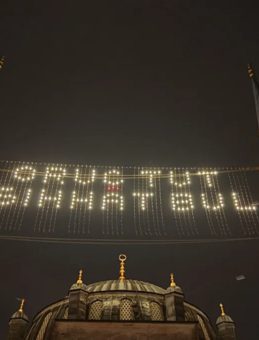 Türkiye'deki Camilerde Teravih Namazı Kutlandı!