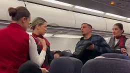 U&ccedil;ak kalkışa hazırlandığında hosteslere seslendi! Yolculardan helallik isteyip u&ccedil;aktan ayrıldı