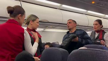U&ccedil;ak kalkışa hazırlandığında hosteslere seslendi! Yolculardan helallik isteyip u&ccedil;aktan ayrıldı