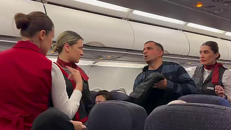 U&ccedil;ak kalkışa hazırlandığında hosteslere seslendi! Yolculardan helallik isteyip u&ccedil;aktan ayrıldı