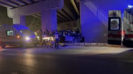 &Uuml;st ge&ccedil;idin beton blokuna &ccedil;arpan otomobildeki kazada bir kişi hayatını kaybetti