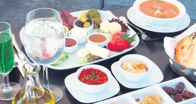 Vatandaşların Tepkisi Restoranları Zorladı: Doluluk %30 D&uuml;ş&uuml;ş G&ouml;sterdi, Zamlar Durakladı