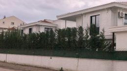 Villada talihsiz olay: Temizliğe gelen kadın ikinci kattan d&uuml;ş&uuml;p yaralandı