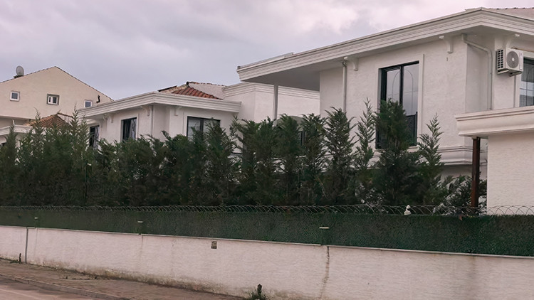 Villada talihsiz olay: Temizliğe gelen kadın ikinci kattan d&uuml;ş&uuml;p yaralandı