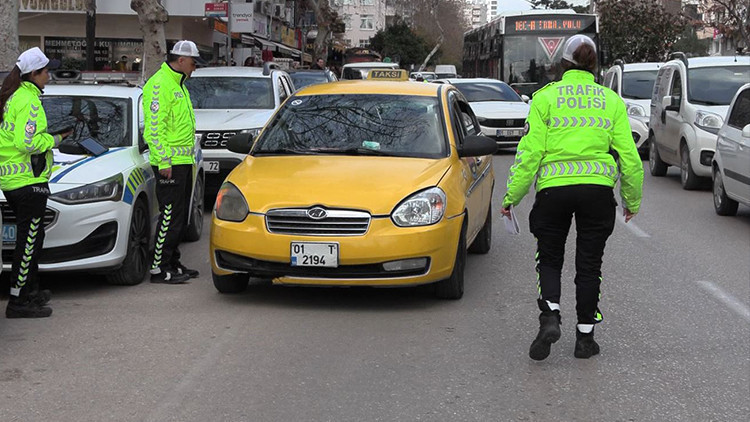 Yayalara Yol Vermeyen S&uuml;r&uuml;c&uuml;lere Ceza Uygulandı | Taksi Şof&ouml;r&uuml;nden İlgin&ccedil; Yorum