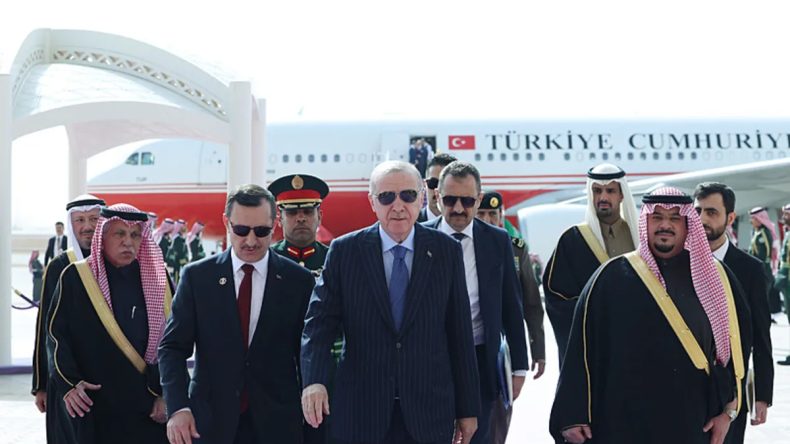 Yeni Yılın İlk Ziyareti Suudi Arabistan'a! Başkan Erdoğan Riyad'da: Hangi Konular G&uuml;ndemde?