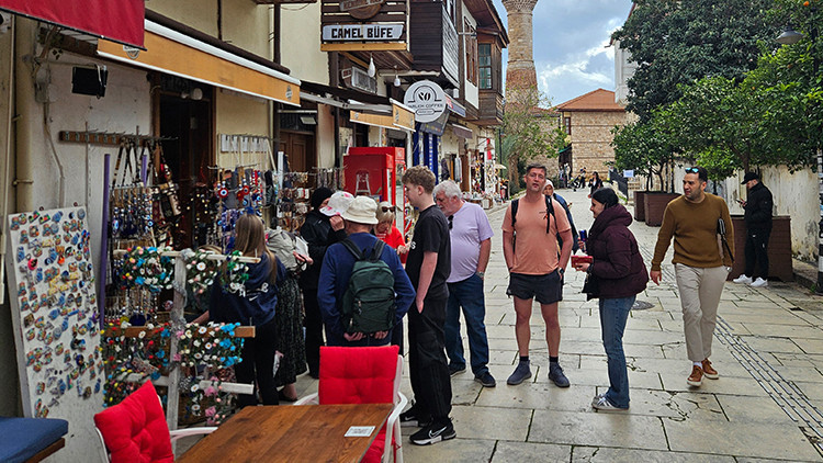 İş yerlerinden sökülmesi için kurul karar alınmıştı | Uygulama başladı; esnaf Venedik'i örnek gösterip çözüm talep etti