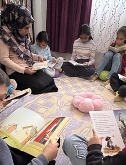 Yıkılan Evini K&uuml;t&uuml;phaneye D&ouml;n&uuml;şt&uuml;ren Kahraman!