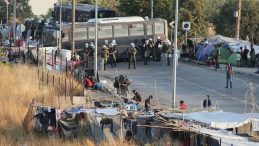 Yunanistan'daki G&ouml;&ccedil;men Kampında Bı&ccedil;aklı Kavga: Bir Yaralı