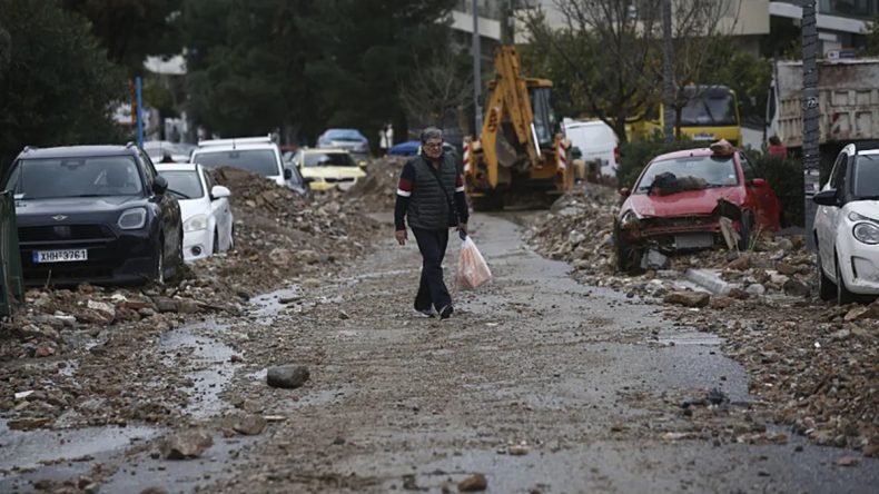 Yunanistan&rsquo;ı Fırtına Vurdu: Evler ve İş Yerleri Zarar G&ouml;rd&uuml;