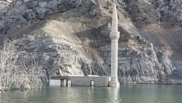 Yusufeli Barajı'nda Suların &Ccedil;ekilmesiyle K&ouml;y G&uuml;n Y&uuml;z&uuml;ne &Ccedil;ıktı! 'Etrafın Durumu Duygusal'