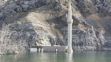 Yusufeli Barajı'nda Suların &Ccedil;ekilmesiyle K&ouml;y G&uuml;n Y&uuml;z&uuml;ne &Ccedil;ıktı! 'Etrafın Durumu Duygusal'