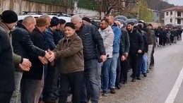 1 Kilometrelik Bayramlaşma Kuyruğu! 'Geleneğimiz 60 Yıldır Devam Ediyor'