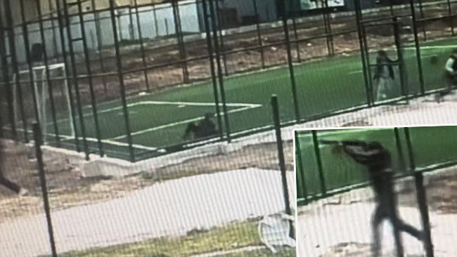 17 yaşındaki &ccedil;ocuk pompalı t&uuml;fekle dehşet sa&ccedil;tı: Ateş a&ccedil;arak koştu