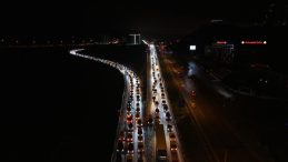 43 ilin ge&ccedil;iş noktasında tatilcilerin d&ouml;n&uuml;ş yolculuğu s&uuml;r&uuml;yor