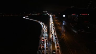 43 ilin ge&ccedil;iş noktasında tatilcilerin d&ouml;n&uuml;ş yolculuğu s&uuml;r&uuml;yor