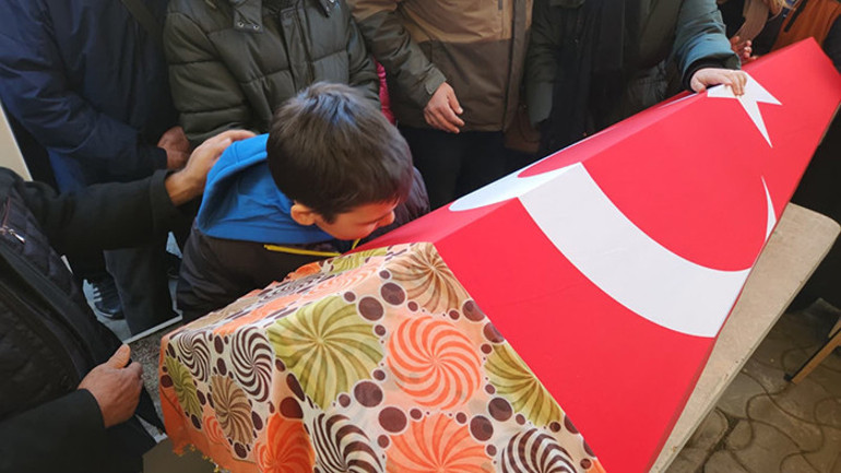 Anne ve oğlu Fatma Nur Çelik'e veda ederken