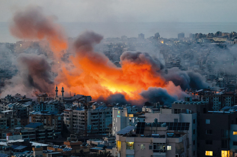 Beyrut’tan sürekli alevler ve siyah dumanlar yükseliyor.