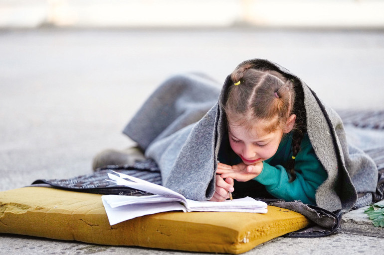 İsrail’in Beyrut’a yaptığı yoğun bombardımanda çok sayıda sivil evsiz kaldı. Aileler çadırlarda yaşam mücadelesi verirken, çocuklar da dondurucu soğukta hayatta kalmaya çalışıyor.