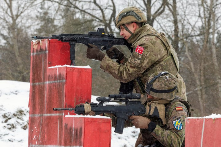 Türk ve İspanyol askerinin yan yana çekilen fotoğrafı