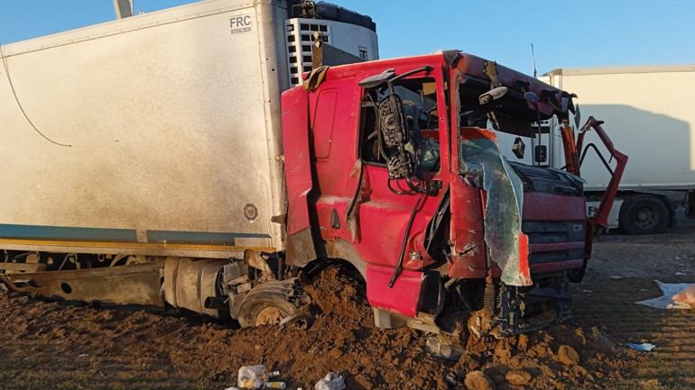 Füze ile hasar gören TIR