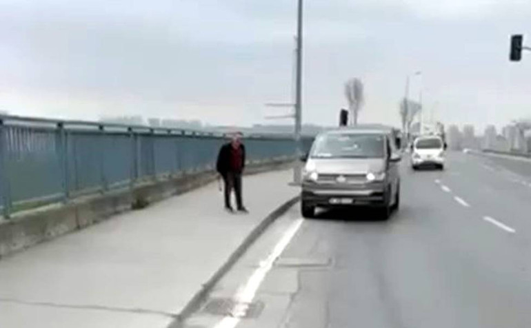 Minibüs şoförü elinde çekiçle