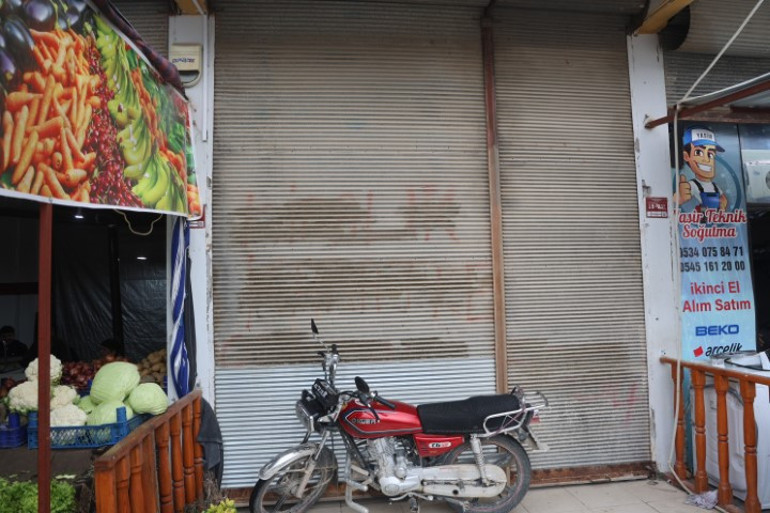 Hırsızlar kuyumcudan altınları alırken