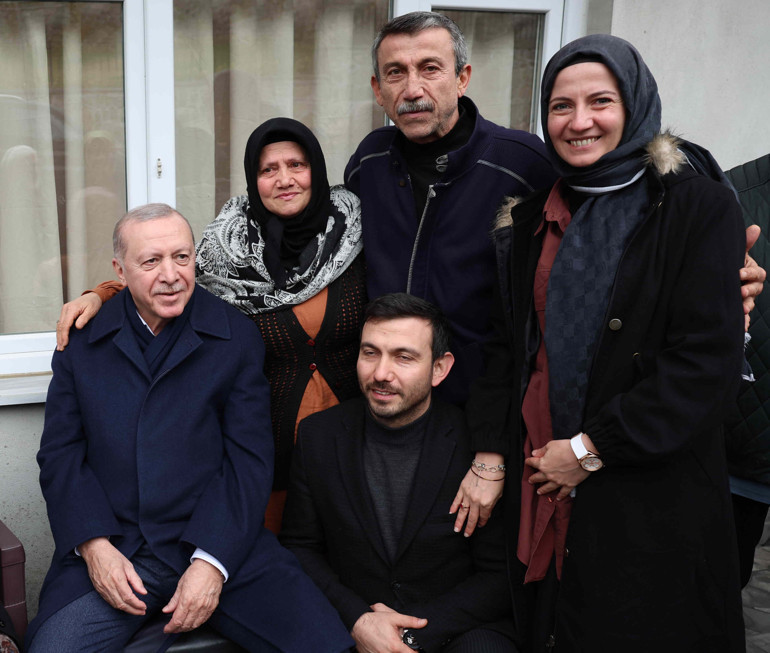 Cumhurbaşkanı Erdoğan ve Emine Erdoğan komşularıyla
