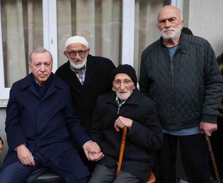 Cumhurbaşkanı Erdoğan komşularıyla bayramlaşırken