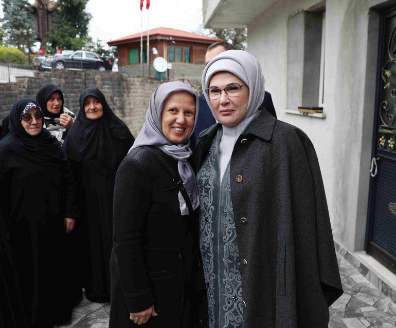 Cumhurbaşkanı Erdoğan komşularıyla fotoğraf çekiliyor