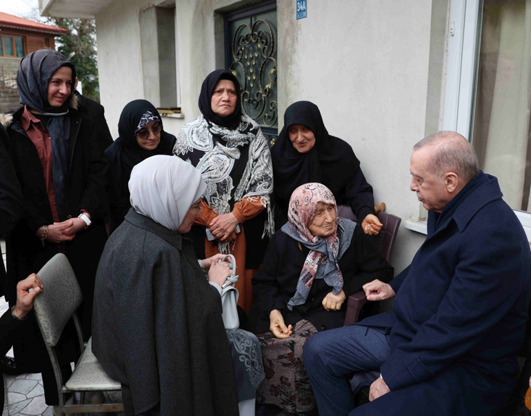 Cumhurbaşkanı Erdoğan ve eşi Emine Erdoğan komşuları ile birlikte